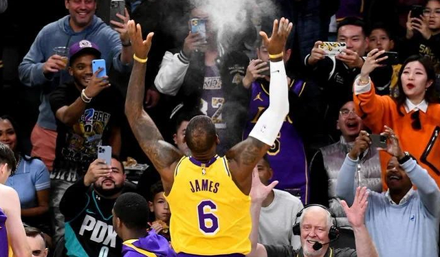 穆古鲁扎连续十场比赛得分超过刷新纪录，湖人不断突破！